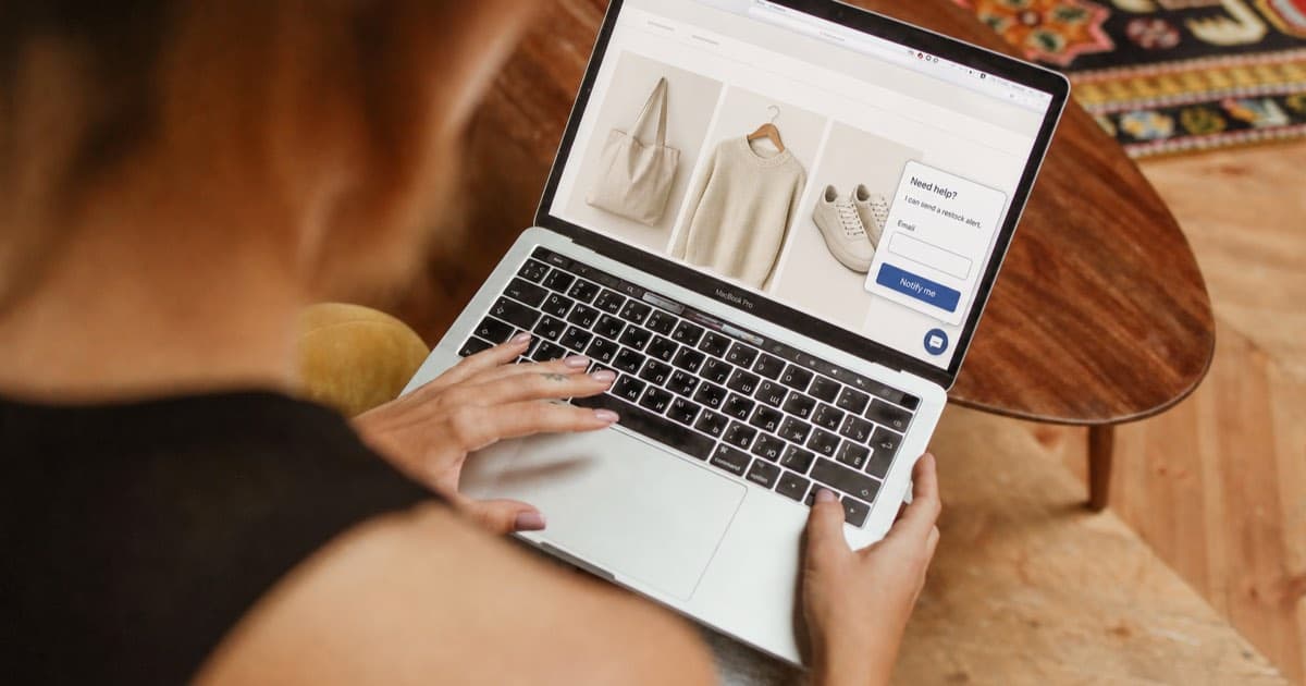 An online store product page with a chat window answering a shopper and saving their details as a lead